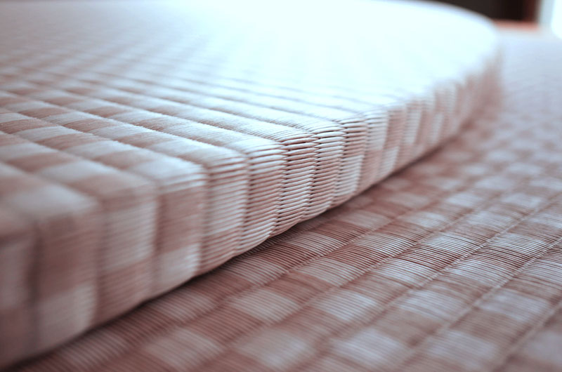 扇形に制作したユニット畳 セキスイ 美草 市松 ピンク畳の厚み3cm