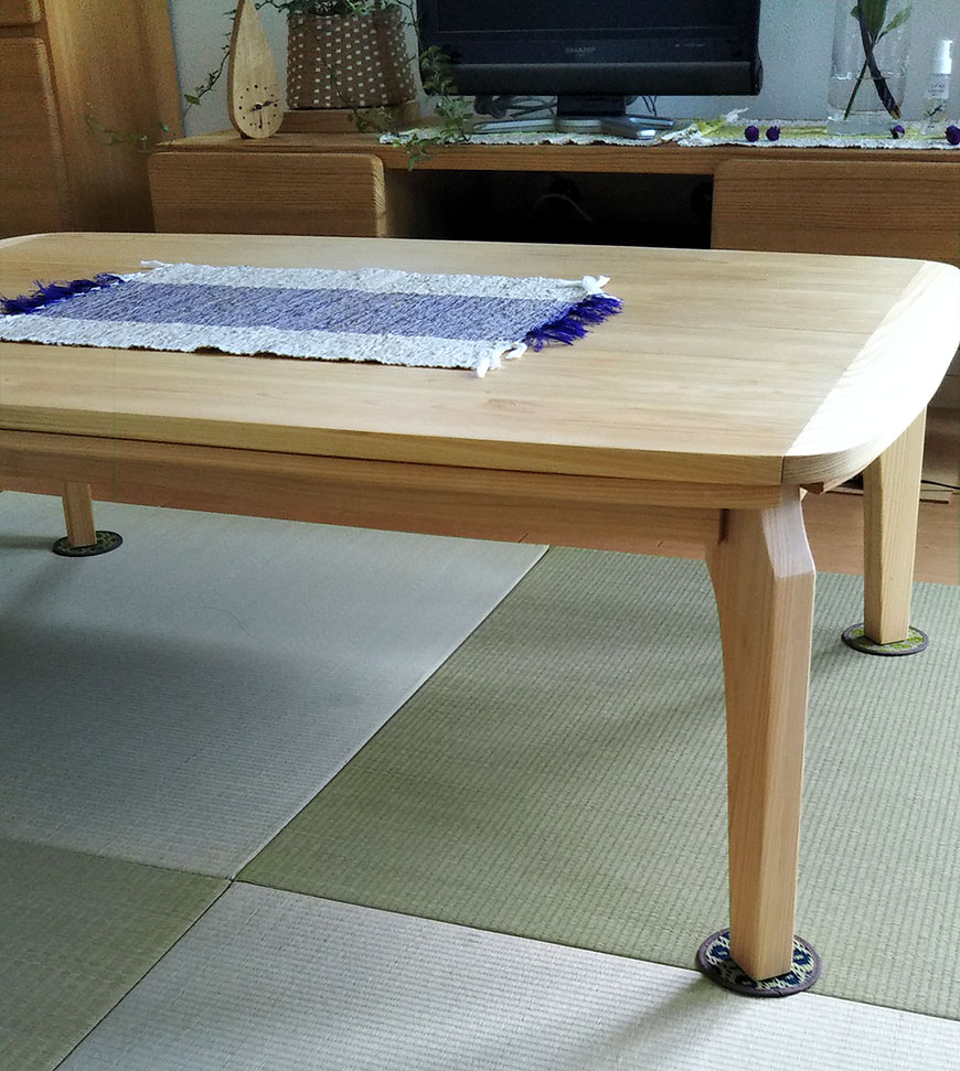 畳に家具の脚跡が付いたのでい草コースターを座卓敷きとして活用