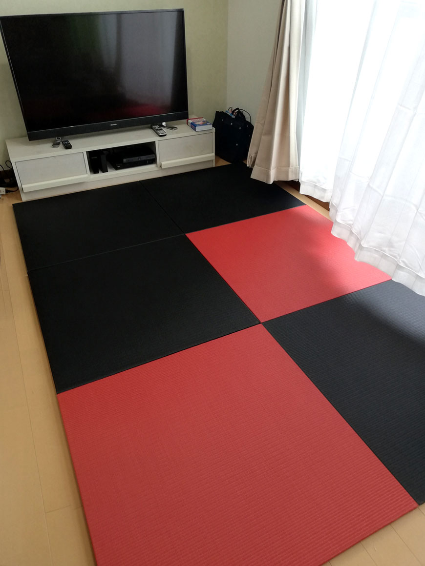 炭の黒い畳と弁柄色の赤い畳：置いてみてイメージ通り