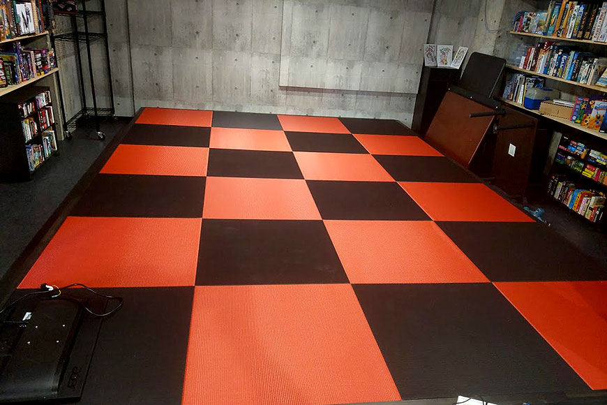 赤い畳と黒い畳を納品