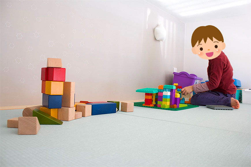 ロフトベッドの畳の上で遊ぶこども