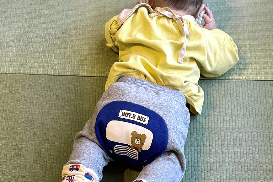 新生児の子どもが快適に動き回れる畳マット