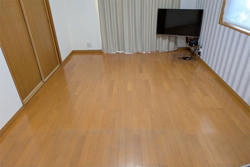 手のひらと脛（すね）を床につけて移動